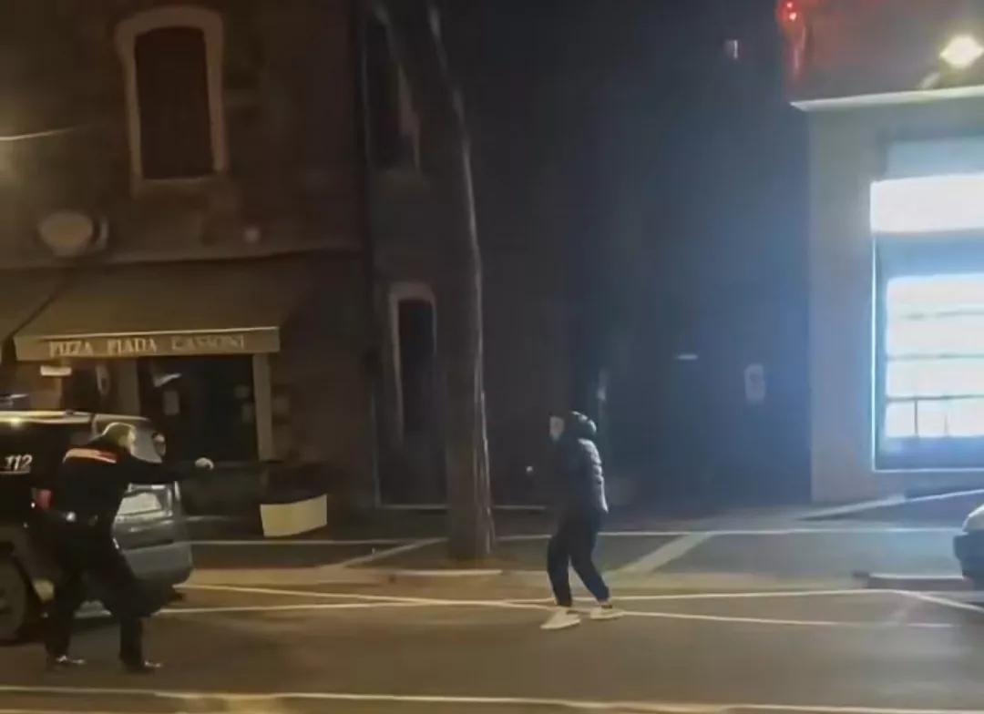事发意大利，一名23的穆斯林移民在大街上持刀行凶，连伤4人，制止无果后，警察果断