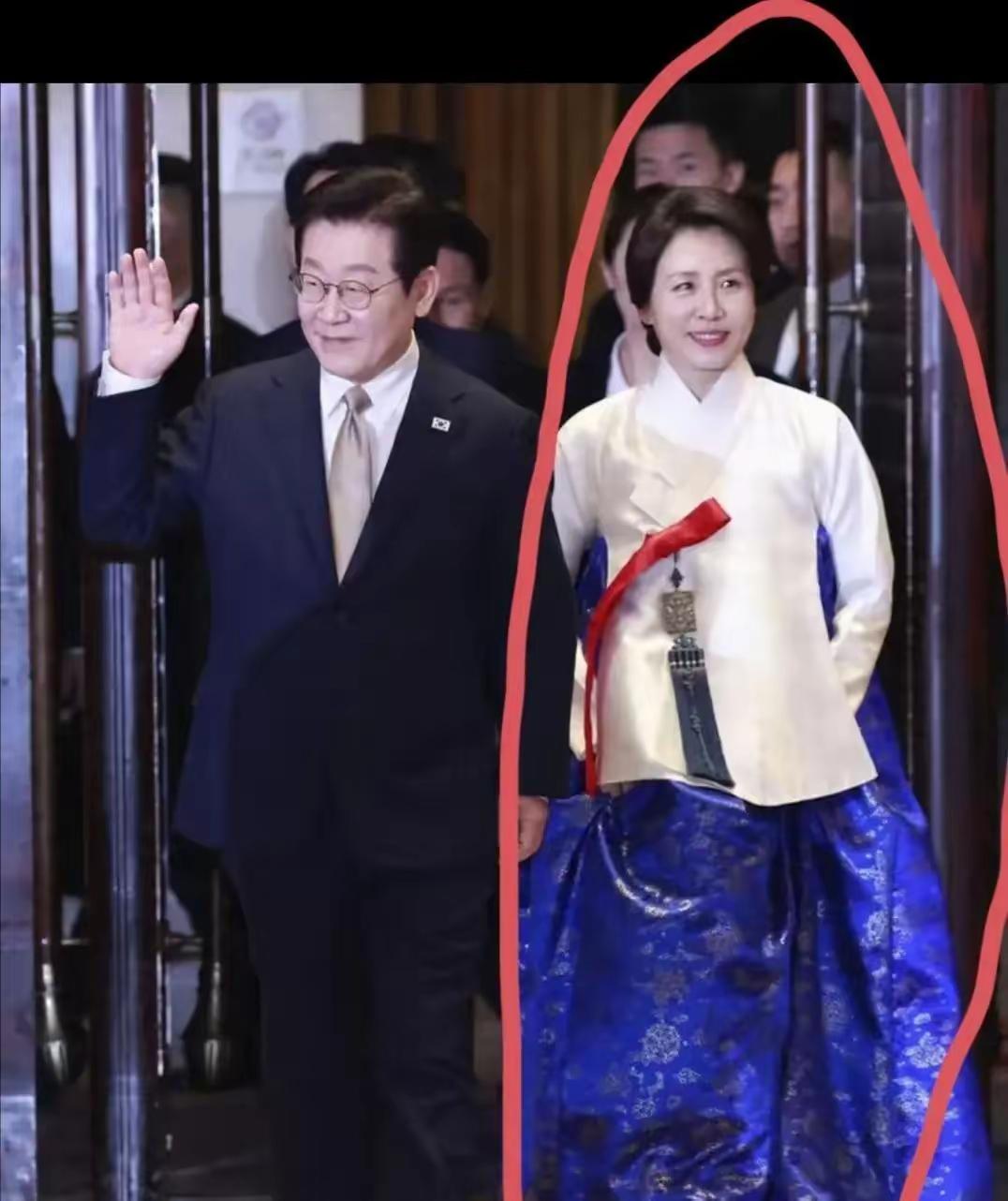 震惊！同一件衣服，中韩两国网友竟然打起来了？！韩国网友骂：没珠宝没高定，