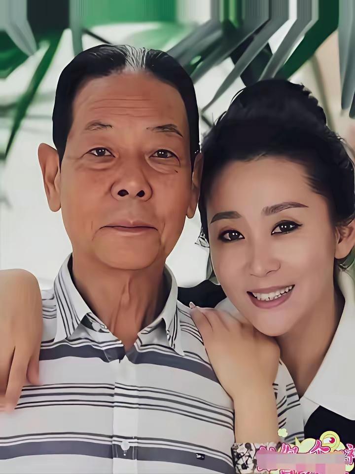 没有想到苗圃的老公陈先生，长得这么“富态”，眼袋“富态”，脖子上的肉也“富态”。