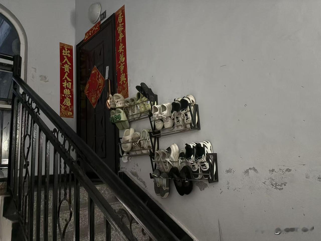 这家人空间利用率真的很高！可是住在他们家同楼层，还有同一单元更高楼层的，也真够