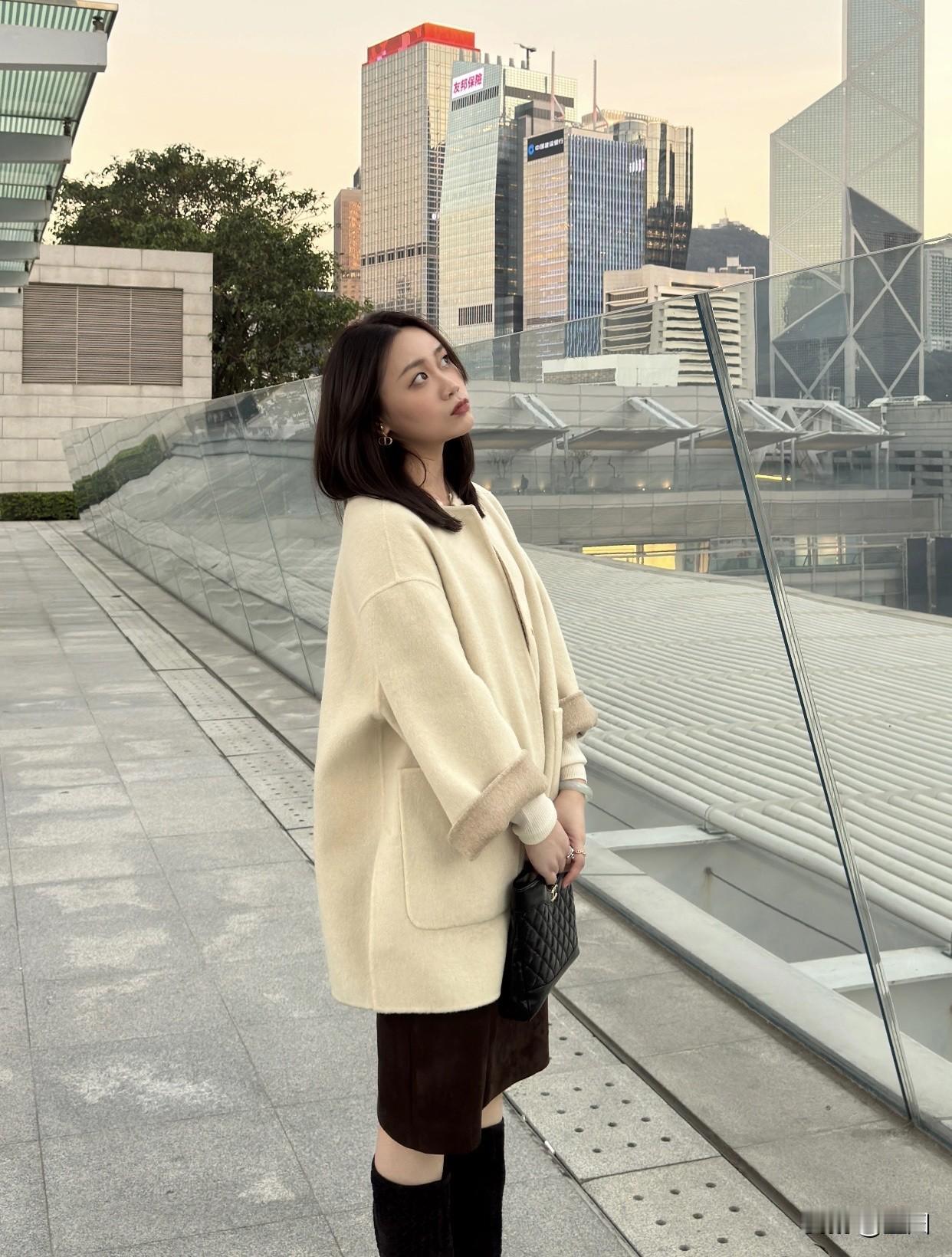 自带优雅气质，穿衣得体，言行举止有分寸感，相处起来十分舒服。另外，那种有“性张