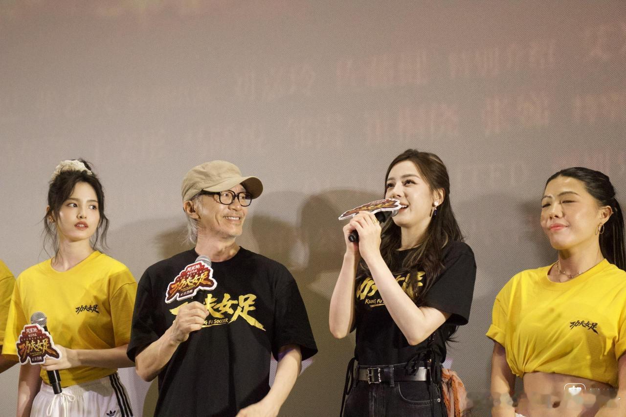 周星驰哽咽回应影迷支持，《功夫女足》路演影迷喊话永远相伴，周星驰当场哽咽鞠躬，坦