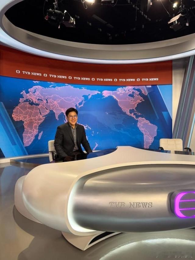 霍啟剛探班《愛·回家》跟劉丹交流表現親民.現年46歲的霍啟剛和郭晶晶，向來生活