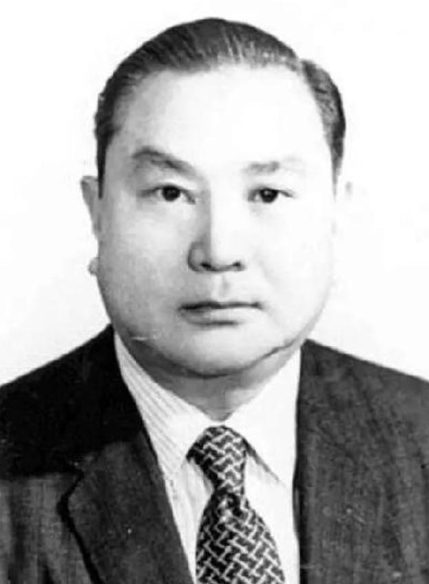 杜月笙曾两次救过王新衡，三次资助他，但1951年杜月笙去世后，他的四姨太带着儿子