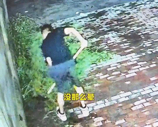 黑龙江齐齐哈尔，一男子这天晚上闲着没事就在家喝了4瓶啤酒，不料酒一下肚瞬间就上头