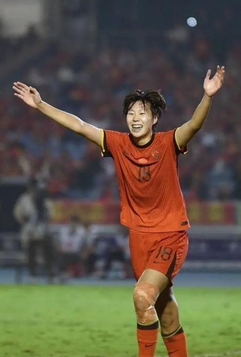 张琳艳前交叉韧带断裂回京手术，中国女足今天14:00亚运季军战硬碰韩国。半决赛咱们0:2朝鲜、韩国0
