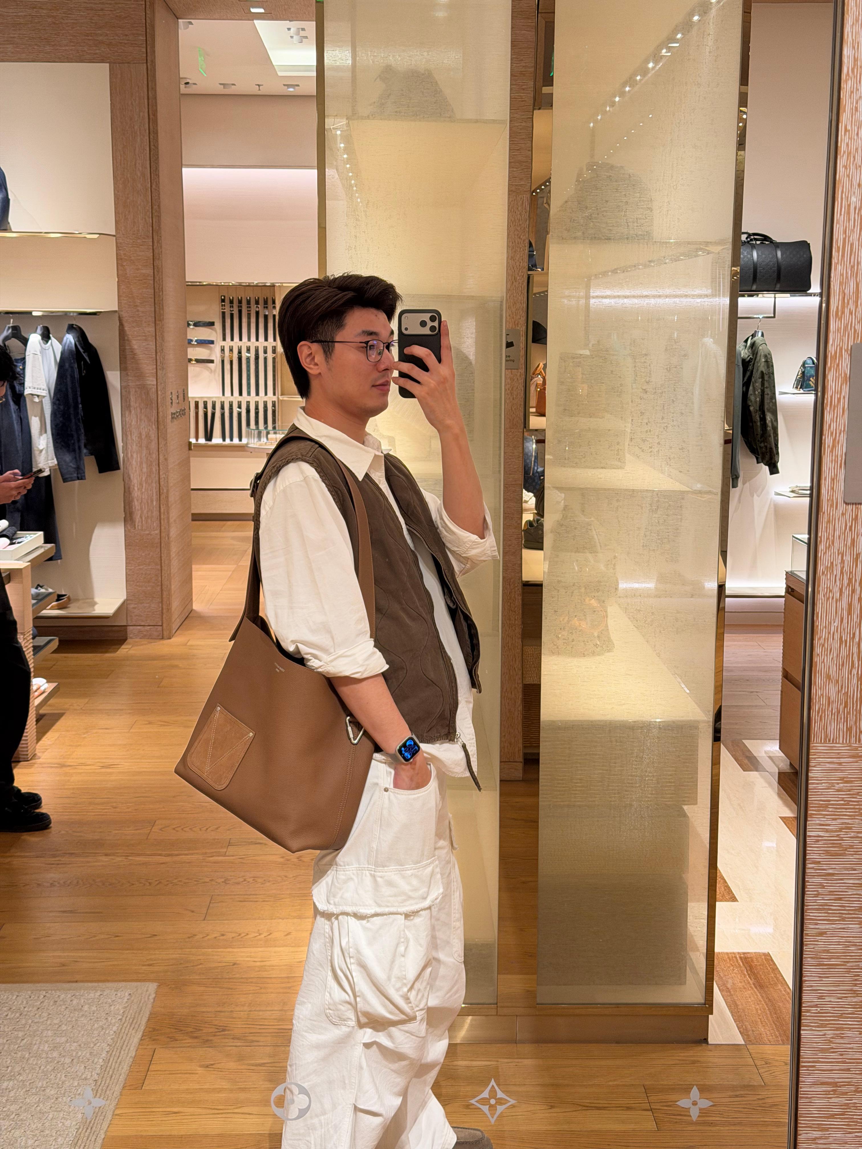 一身聚酯纤维的我怎么敢碰纯毛的你别说了…周五跟朋友去逛街买衣服朋友穿了个运动速干