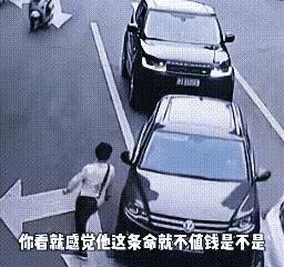 谁的责任？大姐迈着六亲不认的步伐迎车走来，白车为了安全一个刹车，大姐逃过一劫。