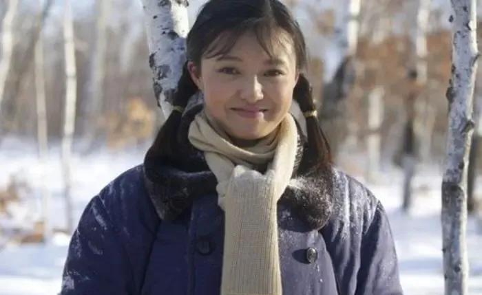 1977年冬，陈建平把那张泛黄的返城通知书拍在炕桌上时，马晓芬正往灶膛里添柴。