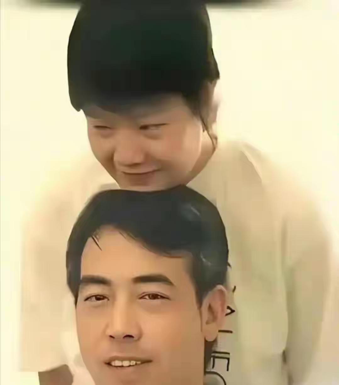 洪晃和陈凯歌年轻时，一张罕见的合影，这张亲昵合影拍摄于1989年末，属于两人新婚