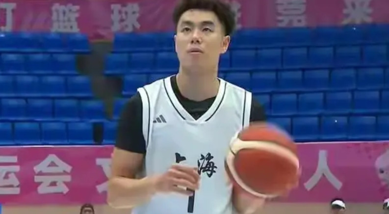 上海男篮在全运会比赛中未能跻身四强，球队与强队交锋时，其存在的问题暴露无遗。卢伟