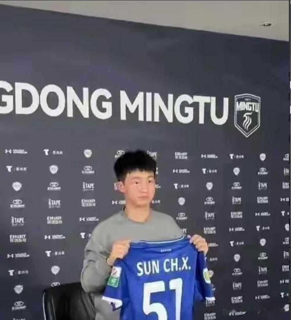前脚把人狠狠得罪，后脚又想着低头求和，孙爸这波操作让不少球迷直呼太会算计。早