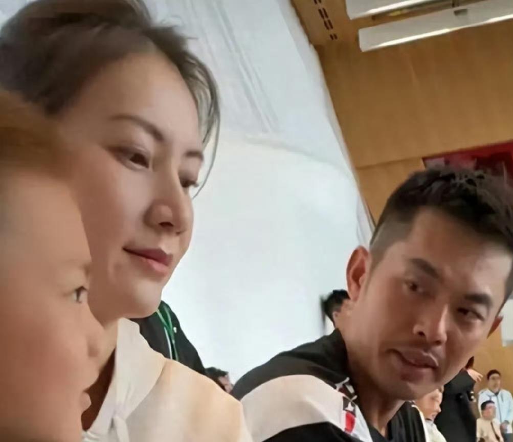 林丹老婆眼里无光了