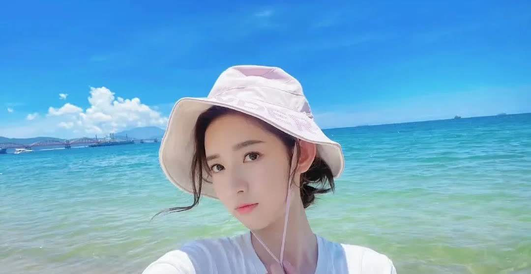 海边不穿比基尼的王玉雯