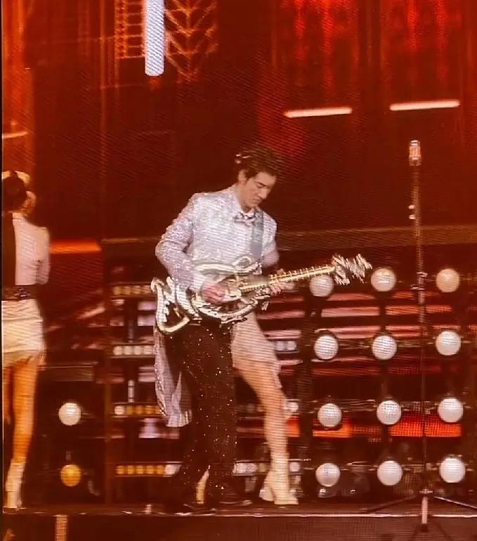 王力宏这张视觉错位照片真的是看一次笑一次。还有哪些错位照片，发出来乐一乐。