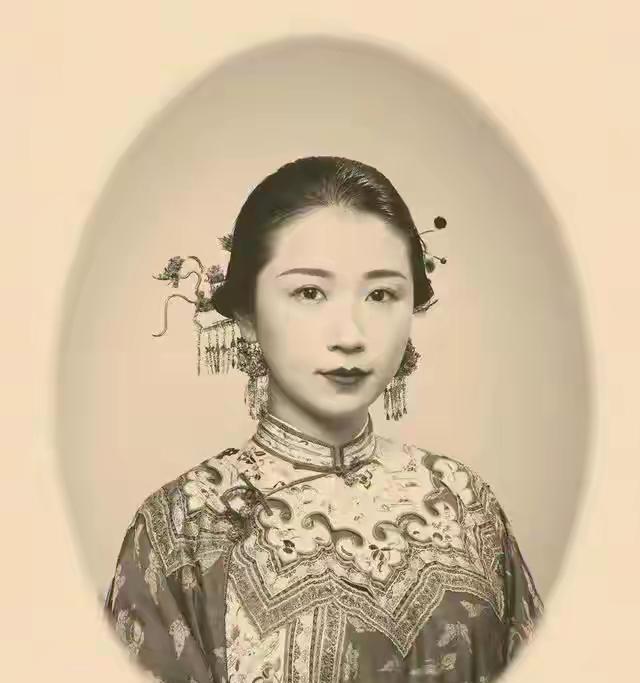 这是晚清重臣李鸿章的女儿李菊藕的真实样貌，都看看吧，她眉目清秀，明眸皓齿，长得如