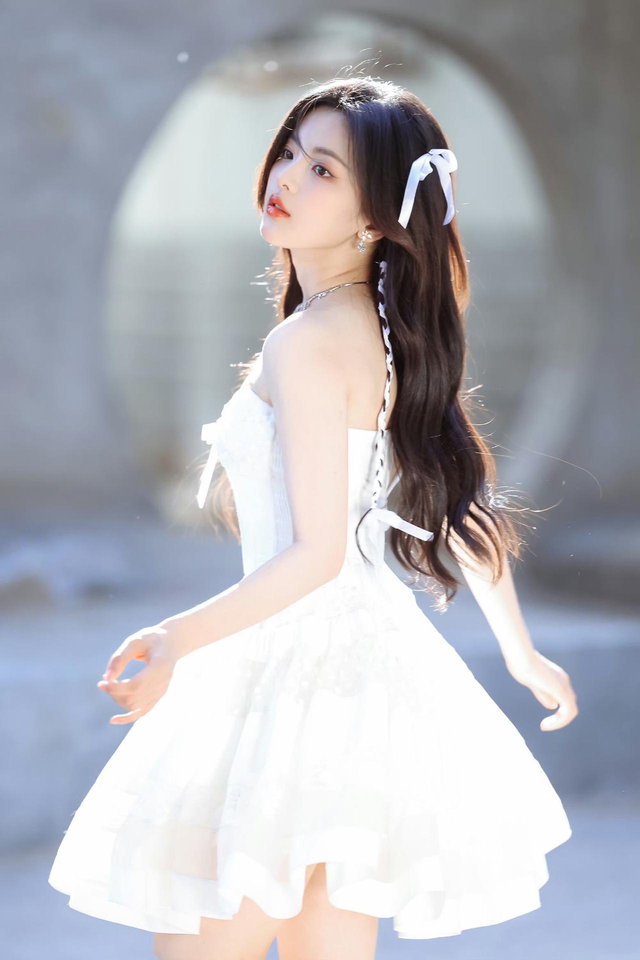 梦幻白裙少女，轻盈飘逸，如梦如幻杨超越！！！！