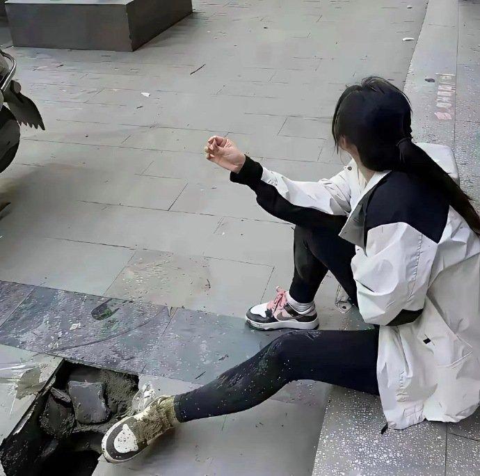 出门买杯奶茶，路塌了。不是比喻，是真塌了。现在整条街的人都认识我了，大爷还问