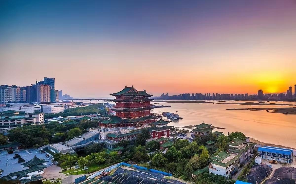 以省会之强引领全省之兴，举全省之力做大做强南昌省会强则全省强，省会兴则全省