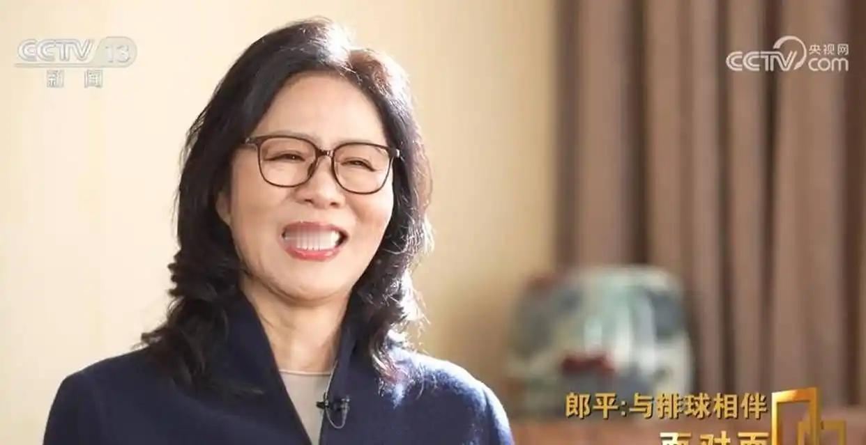 郎平接受央视《面对面》采访，记者问：“大家还盼着您回来，再当一次教练。”她没有急