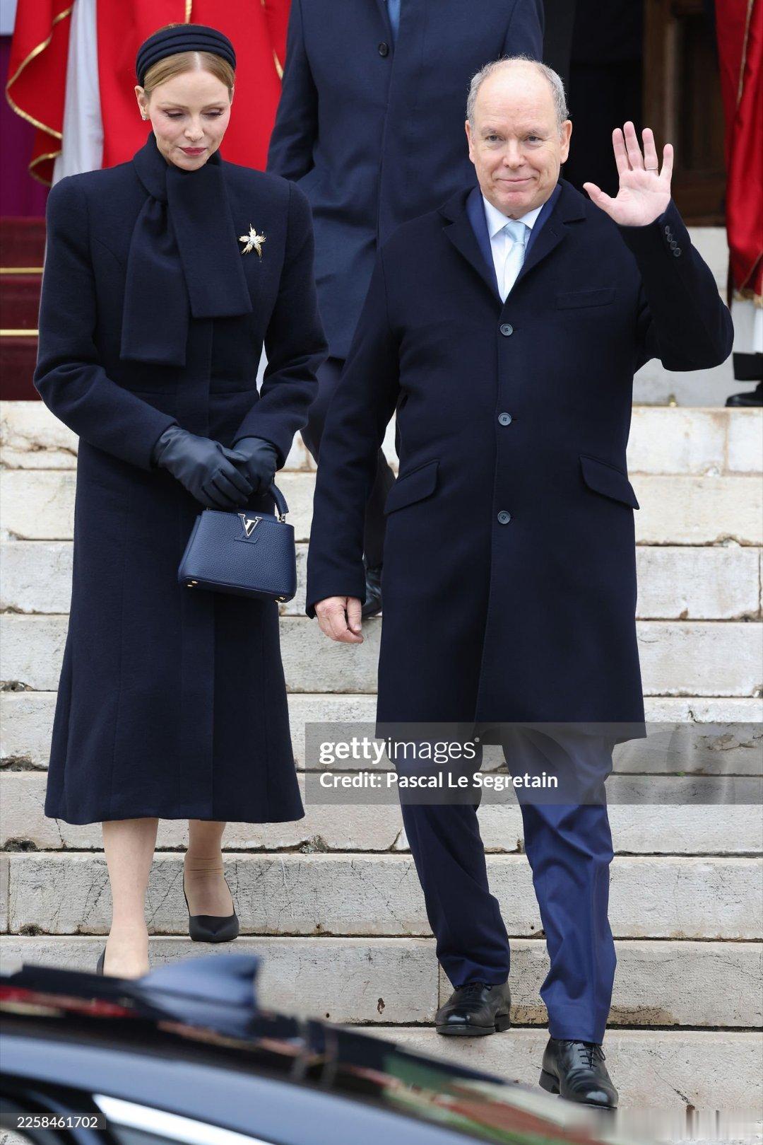 新闻2026.1.27摩纳哥亲王夫妇出席圣德沃特节教堂弥撒活动，查伦妮的女大