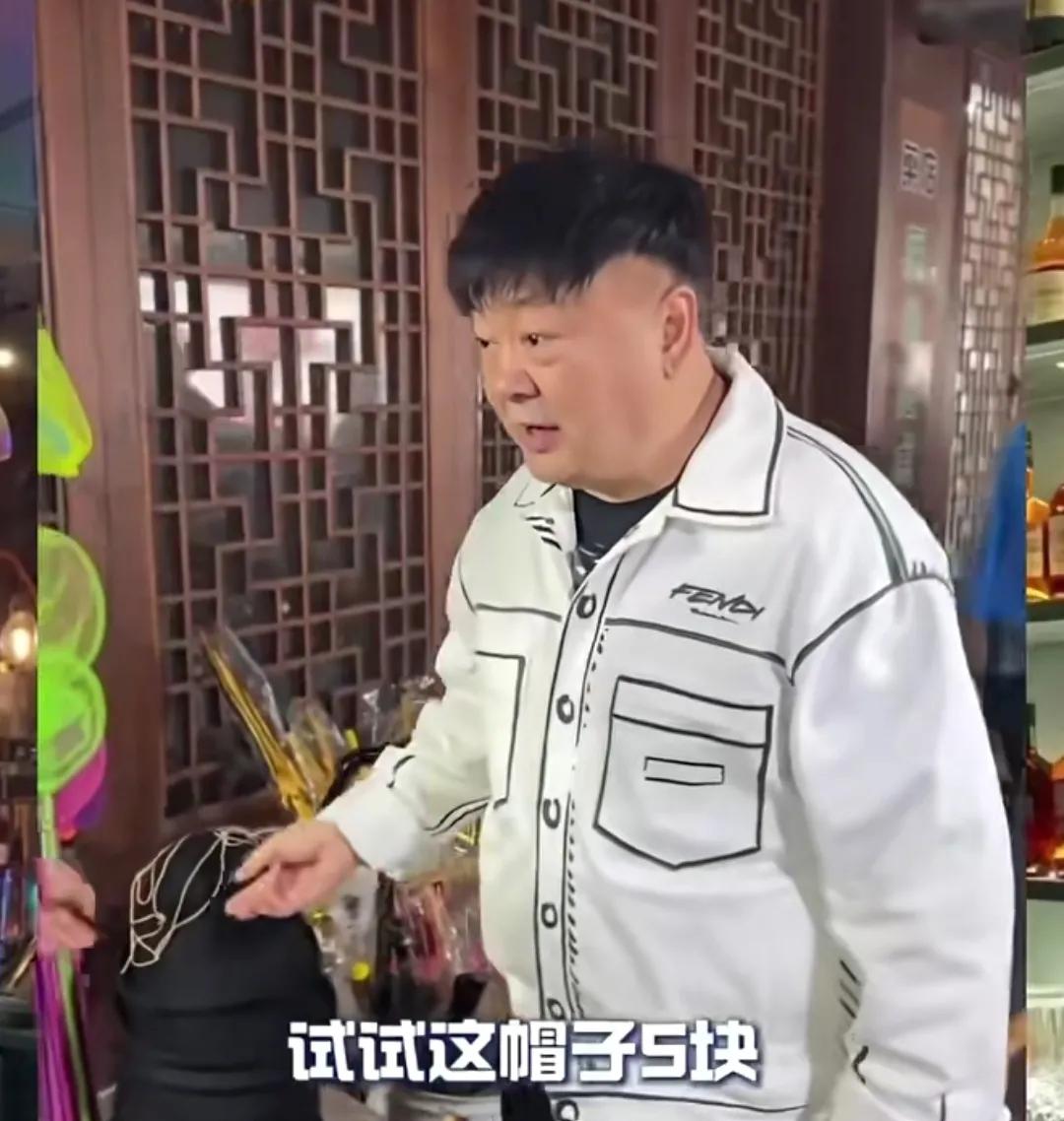 天下之大，无奇不有，洪剑涛绍兴旅游，被商贩要求试戴帽子一次5元。上一次洪剑涛