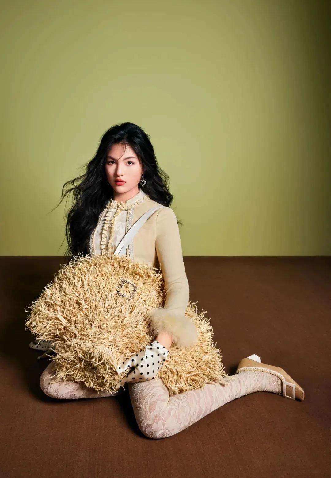 李湘携女儿王诗龄拍亲子写真，双双瘦到认不出，同框秀长腿气质爆棚这次亮相，母