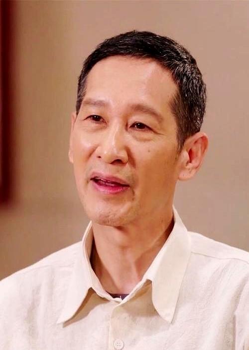 王劲松说：“当年傅彪说你来北京发展，可以住在我家里。傅彪过年打电话不是客套，