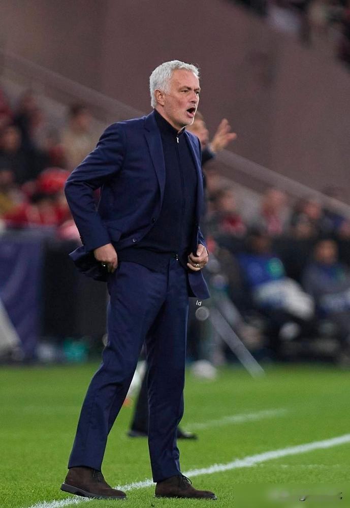 笑不活了，这压力全部来到本菲卡脚下的剧本，是把球迷当没看过积分榜是吧？落后榜