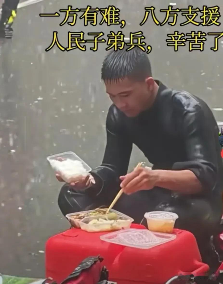 近日，广西贵港消防员冒雨吃饭引起全网关注讨论！太让人感动了！画面里，刚结束一