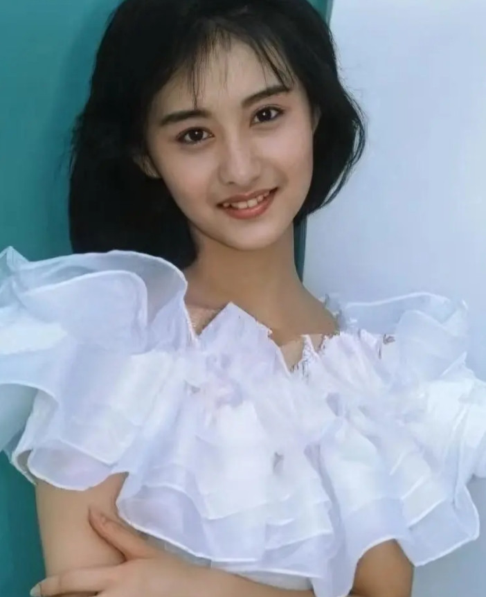 德容少女时期的颜值是什么水平？在中学里能当校花吗？她的花期来得太早。十一二岁长