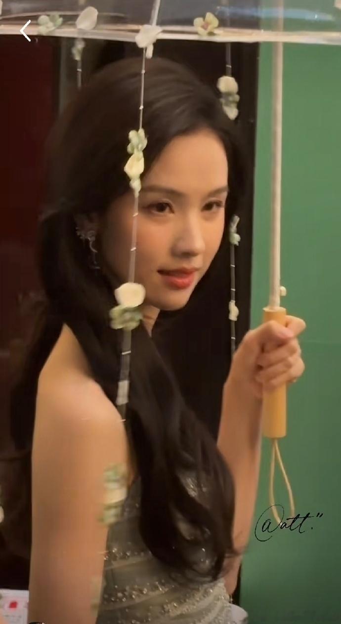 陈都灵行走的绿荷花陈都灵才是中式氛围感天花板！一袭绿装衬得她肤白胜雪，宛若从《爱