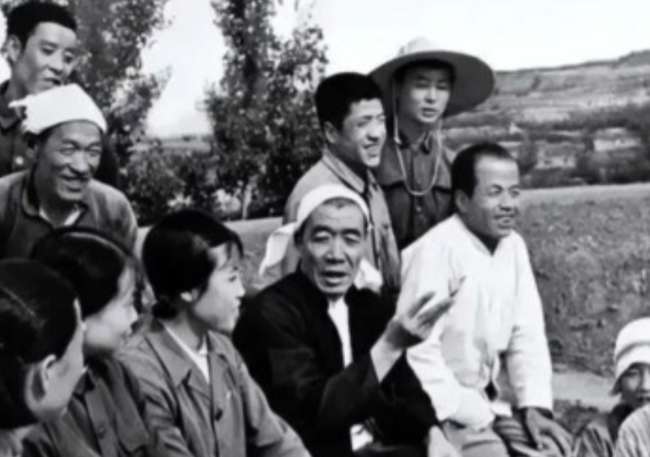 陈永贵见邓小平坐下点烟时，就迫不及待地说:“小平同志，这些日子你天天开会，不断提