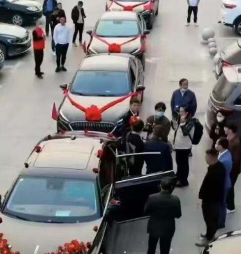 太过分了！北京一新郎花26600元租8辆婚车，迎完亲，准备回酒店办结婚仪