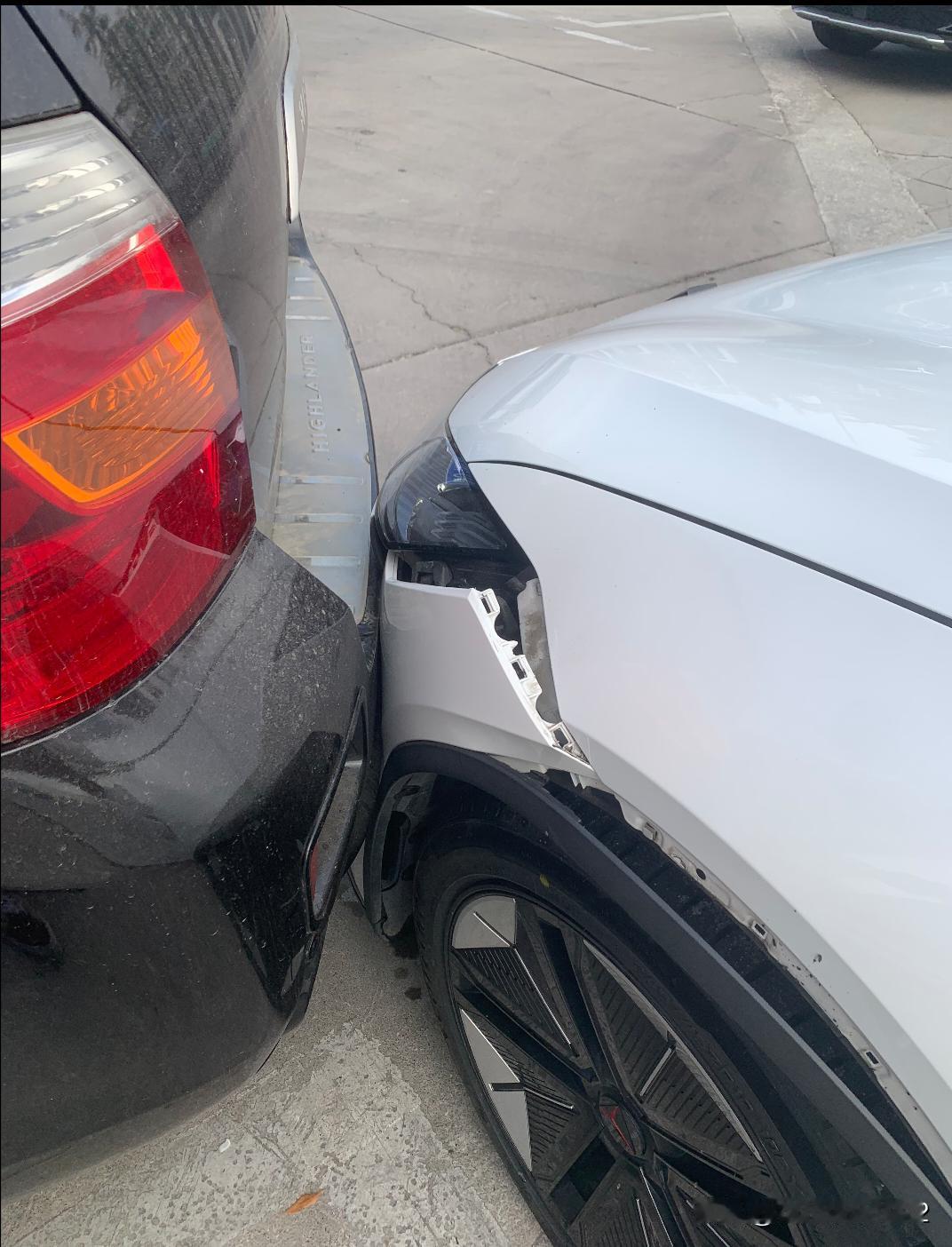 这是一辆用纸糊的新能源车吗？今天又是对新能源深恶痛绝的一天，旧能源除了倒车雷达