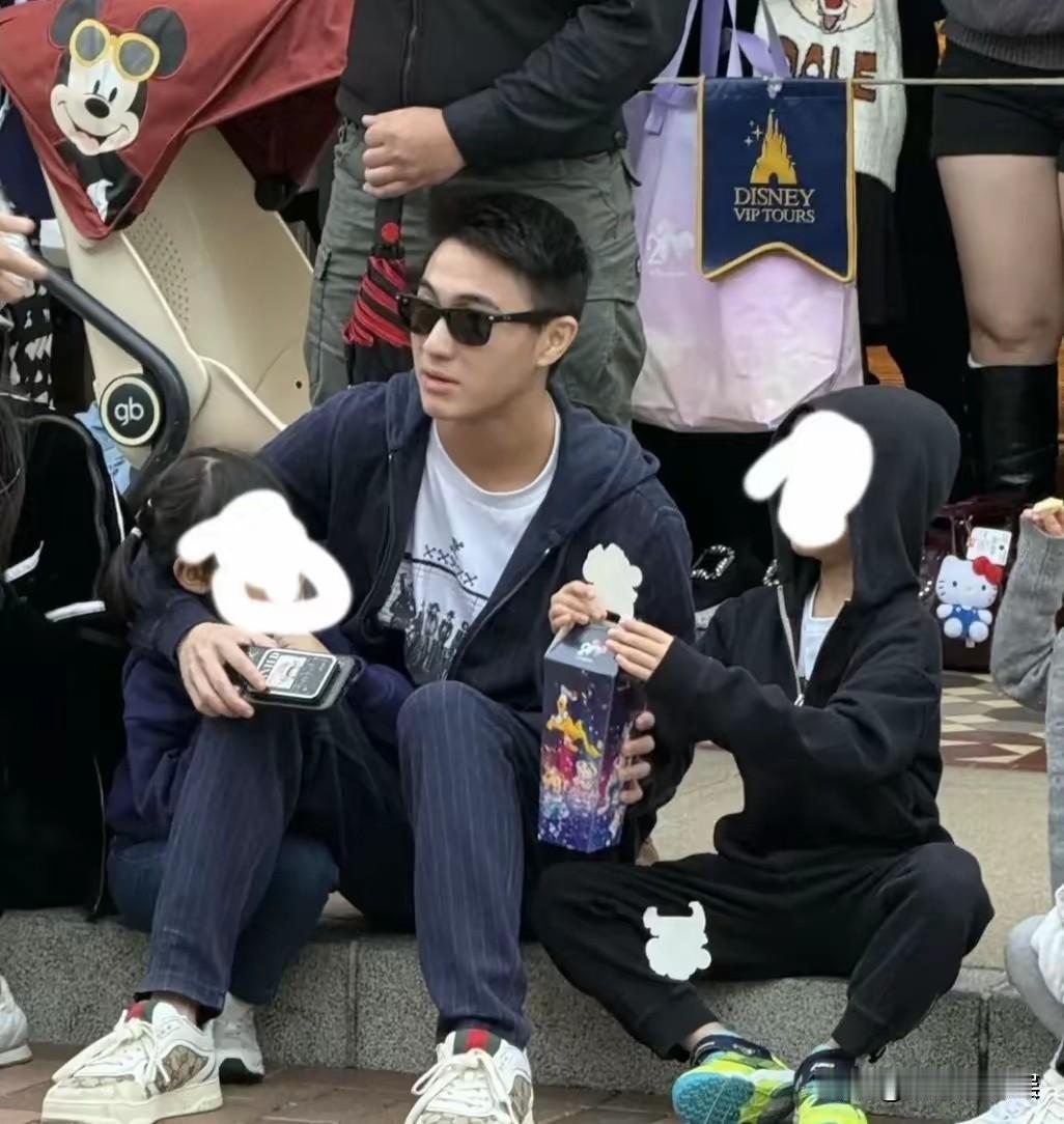 奚梦瑶真的是好松弛的豪门媳妇嫁给何猷君以来，生下一儿一女，不管是婆婆还是小姑子