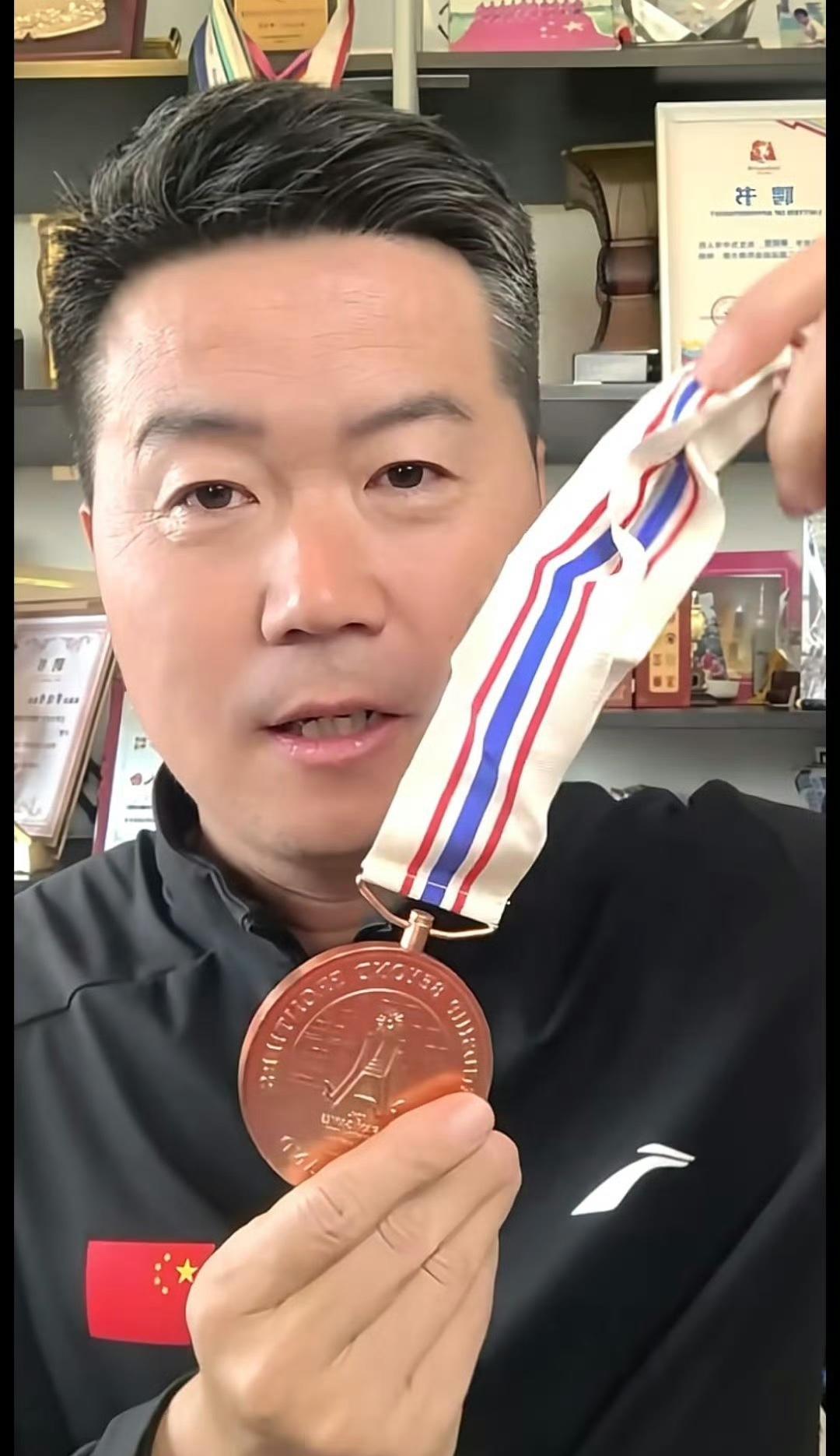 肇俊哲：28年前我那块铜牌，搁抽屉里都快发黄了。今晚你们4比3拼下来，我手机一翻