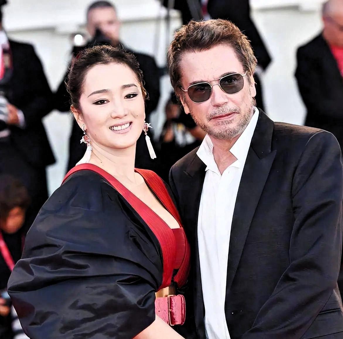 这是什么操作，怎么巩俐跟着马克龙一起来中国了？原来她是跟着她法国老公，以丈