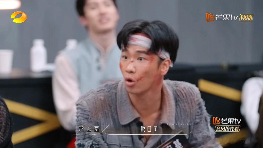 舞者表演过程中意外受伤《舞蹈新风暴》陈添组舞台，龙泳坤在托举动作时手臂拉伤脱臼，