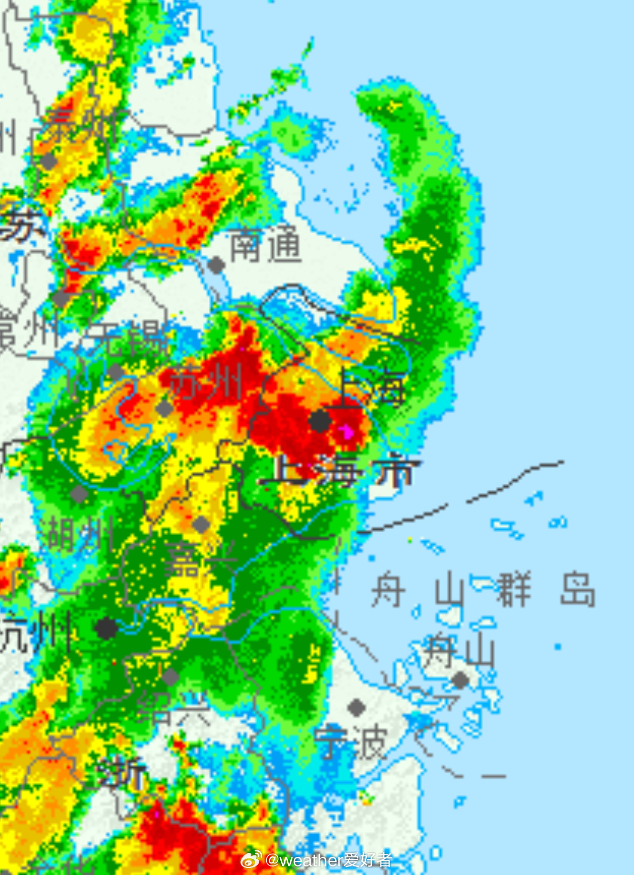 上海暴雨【上海今天的强降雨很极端强回波滞留中】从午后以来，上海的极端暴雨从杨浦
