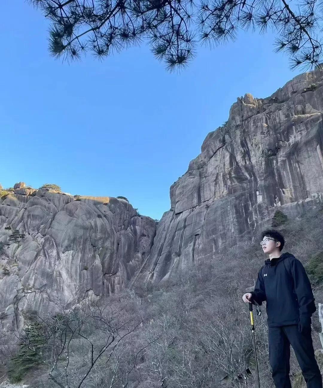 儿子说室友考研只要过线，就能进211，高中同学毕业就开上了宝马，准备结婚了，有的
