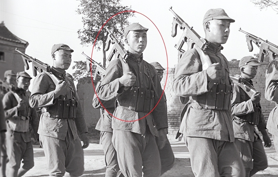1942年6月，日军突然炮轰70军阵地，小战士滕建仁突围时跑上一条断头路，左右两
