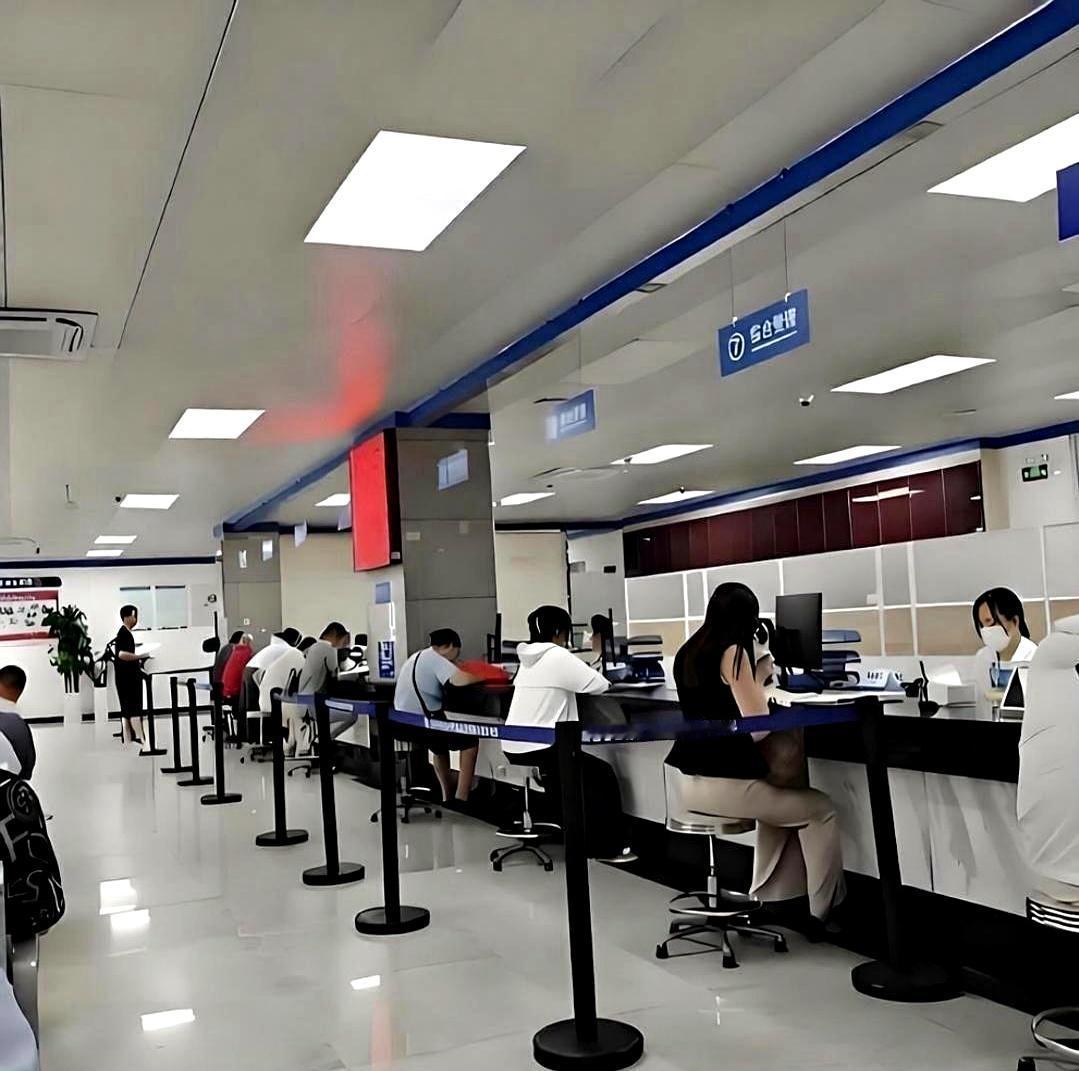 三十五岁以后才开始琢磨社保这事，说实话，确实有点尴尬。舅妈在社保局待了九年，她