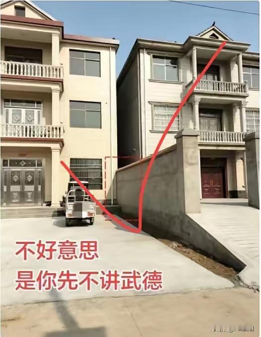 你觉得是左边房子先建起来的还是右边房子先建起来的呢？我觉得应该是这样的，左边