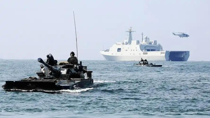 日本军舰和菲律宾。在黄岩岛附近演习！！！时间点选得很刻意。马科斯国内反腐