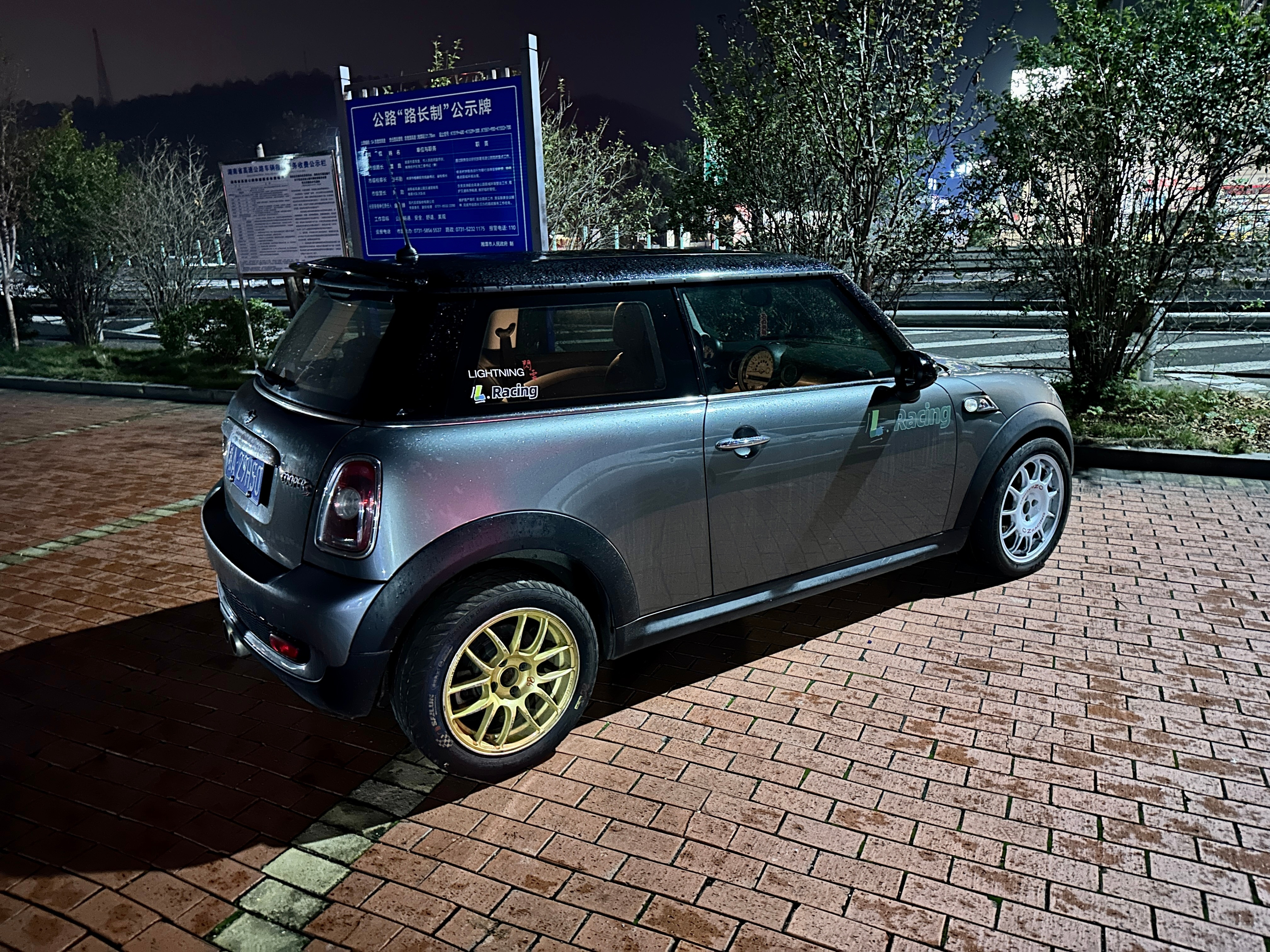 车队除了光头就是雨胎[捂脸哭]。还是拿个雨胎好了。​​​