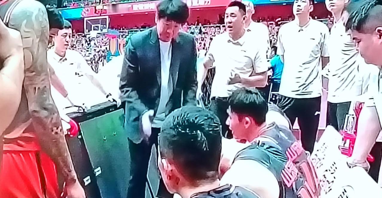 上海2-0横扫山东进了四强，最后一节胜负早就分了，山东主帅邱彪突然喊了暂停，他站