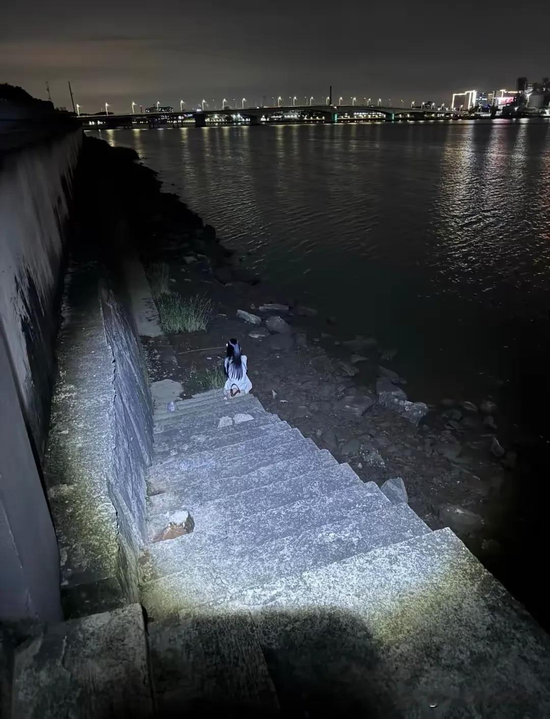看到这一幕，你以后还敢去夜钓吗？[呲牙笑][呲牙笑][呲牙笑]