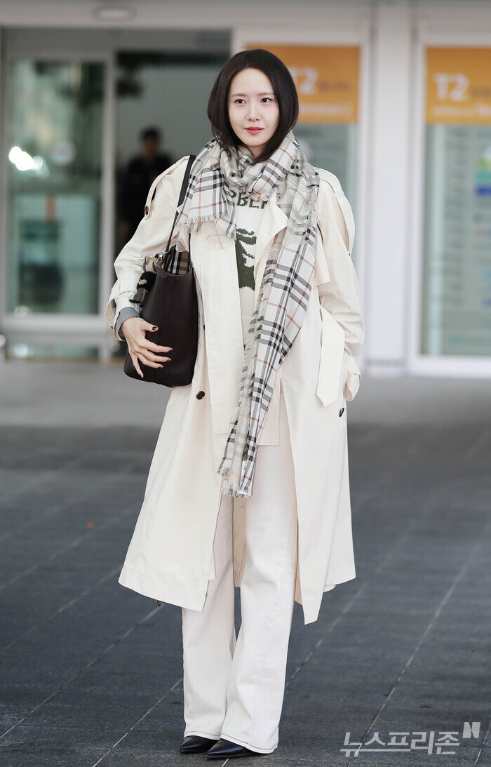 林允儿xBurberry2026秋冬大秀，机场出发照启程前往伦敦时装