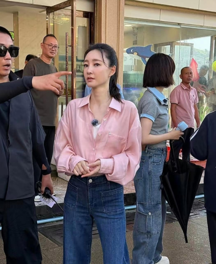 王丽坤在浙江苍南街头被偶遇，她在街边大排档吃饭的场景，状态都非常松弛接地气。